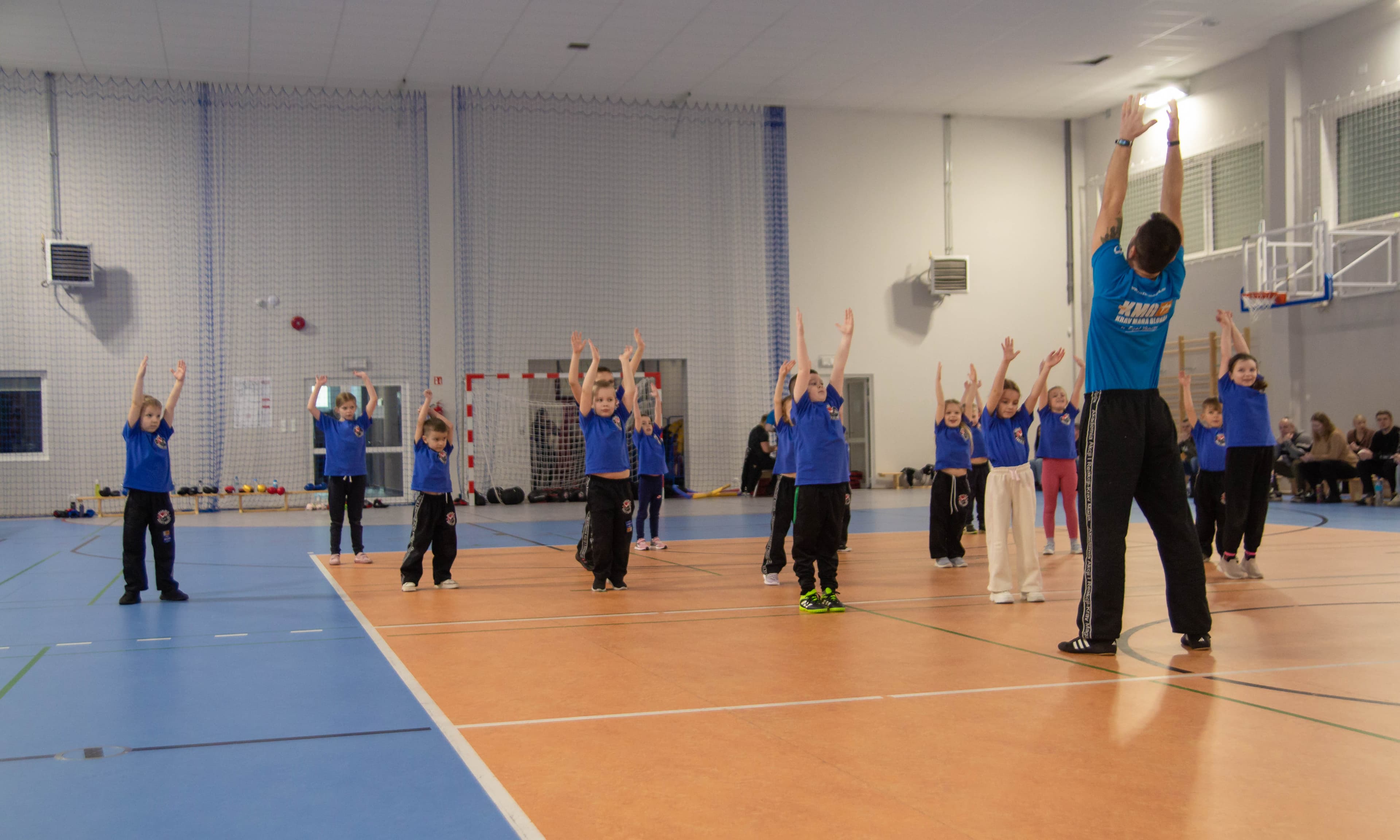 Instruktor prowadzi trening w Akademii Samoobrony