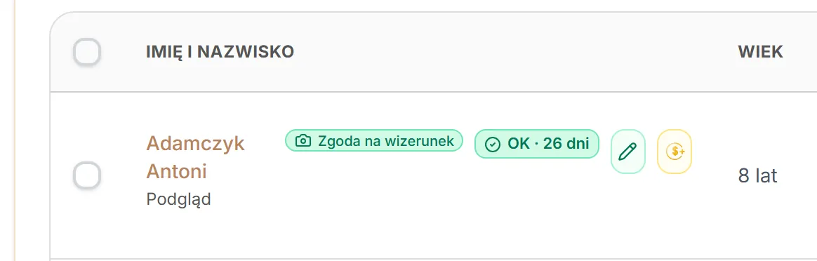 Wiersz uczestnika — zaznaczenie, nazwisko, odznaki, ikony płatności i wiek